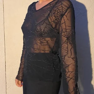 Halloween meshtopp  - Seexig meshtopp med spindelmönster perfekt för halloween. Köpt på plick, lånade bilder från förra säljaren. Bra skick💕 köpare står för frakt