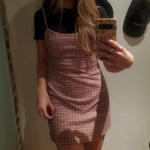 Rutig klänning - Jättefin rutig klänning från Brandy Melville i USA. Aldrig använd då den är lite för kort för mig som är 176 💓