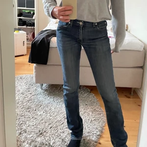Acne jeans - Low waisted acne jeans i superbra skick! De går ut lite där nere och är i en supersnygg blå tvätt. Köpta på sellpy men va tyvärr lite små för mig. Skulle säga att de passar s/m