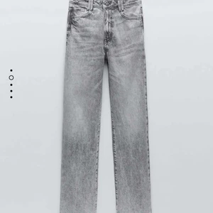 JEANS - Populära, slutsålda och skit snygga gråa jeans från Zara! Då de är för långa, har jag klippt av en bit av jeansen. Passar någon som är mellan 160-170cm lång! Strl.36🔥 köpare står för frakt! 