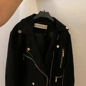 Mocka jacka från IVYREVEL - Svart mocka jacka med guld detaljer från IVYREVEL.I väldigt bra skick och bara använt ett fåtal gånger. Passar xs/s. Köpt för 699, pris kan diskuteras!