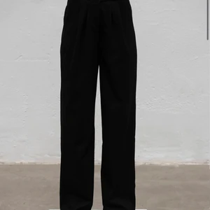 A-DSGN trousers  - Snyggaste kostymbyxan från Alice Stenlöfs egna märke A-DSGN. Byxorna är i Stl. M och i nyskick - endast provade. Passar både killar och tjejer.          Nypris - 799kr. 