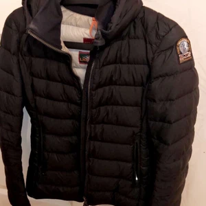 Parajumper dunjacka med luva - Säljer min parajumper dunjacka, den korta modellen med luva. Brs sick och fräsch. Har prislappen kvar! Storlek S