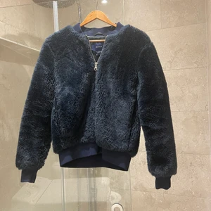 Gant Teddy bomberjacka storlek M - Dags att rensa garderoben på jackor och då tyvärr ryker - En blå teddy bomberjacka från gant. Varm vinterjacka! Köpte den för några år sedan och den har hållit sååå bra. 