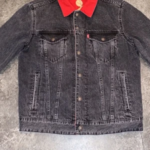 Jordan x Levi’s jeans jacka - Jordan X Levi’s jeans jacka  100% äkta  Oanvänd  Storlek S In och ut vändbar  Kom med ett bud som du är velig att betala 