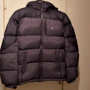 Ralph lauren jacka - Hej! Säljer nu en väldigt fräsch jacka som jag köpt på plick men har nu en ny. Jackan passar mig med storlek S. Kan även passa någon i storlek xs! Den har inga fel alls och ser knappt använd ut.