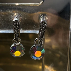 Holographic örhängen  - Ursnygga Holografiska örhängen🌈⚡️❤️‍🔥. (Ej äkta silver).(frakt med frimärke ligger på 14kr, billigare frakt)!