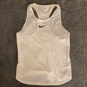 Tränings linne  - Vit tränings linne från Nike. Bra skick. Storlek XS. Köparen står för frakten. 