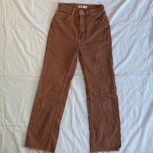 Ett par skitsnygga bruna jeans från pull&bear som jag brukar vika ner vid midjan för att de ska bli lowwaist🌸Midjemått: 67 cm
