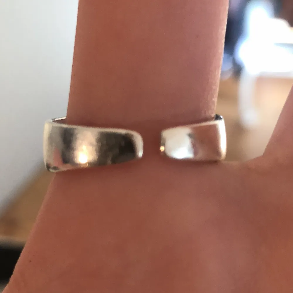 Hej! Säljer min silverring för att den inte passade och kommer aldrig till användning. Osäker på frakten men tror det är runt 10-25 kr. Skriv gärna ifall ni har några frågor!😊. Accessoarer.