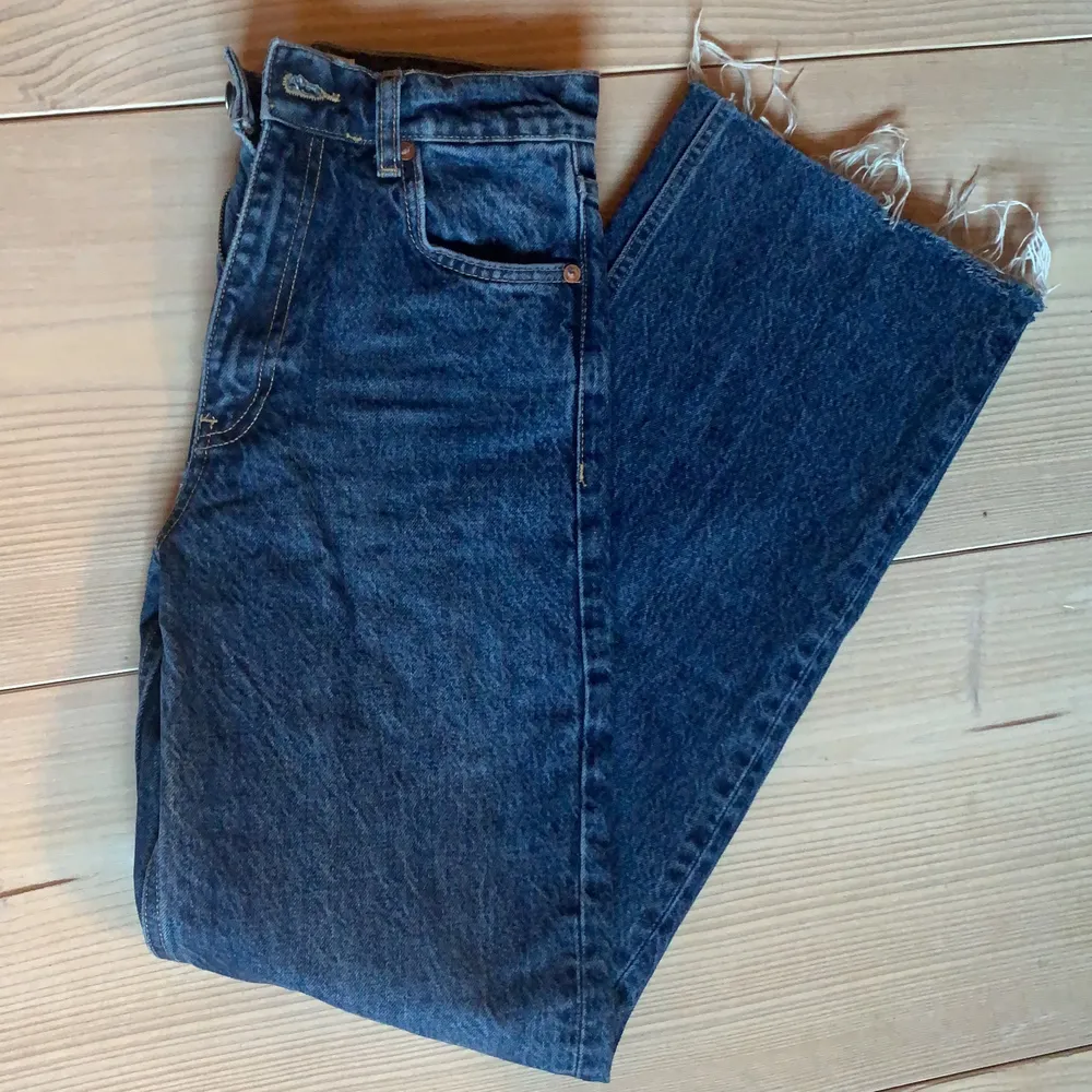 Sjukt snygga jeans i strl 34 men skulle säga att de är som 32or. Använda ett fåtal ggr o de är nu för små. Passar xs/strl:32/W:24, avklippta så de passar de runt 168cm långa. Skriv för mer info eller frågor💗 nypris 399, säljer för endast 140kr+frakt!. Jeans & Byxor.