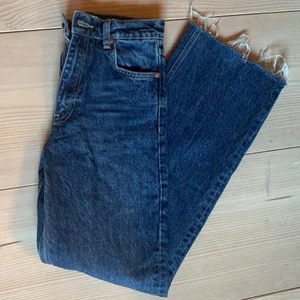 Mörkblåa raka/vida jeans från zara! - Sjukt snygga jeans i strl 34 men skulle säga att de är som 32or. Använda ett fåtal ggr o de är nu för små. Passar xs/strl:32/W:24, avklippta så de passar de runt 168cm långa. Skriv för mer info eller frågor💗 nypris 399, säljer för endast 140kr+frakt!
