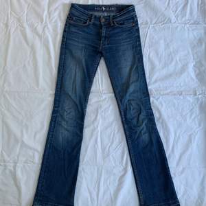 Mina favorit jeans som blivit försmå💕 De är stretchiga och ganska långa med ursnygga fickor där bak 🌸  Man kan ha dem till vad som helst! Midjemåttet: 68 cm