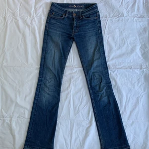 Lowwaist bootcut jeans💗💕 - Mina favorit jeans som blivit försmå💕 De är stretchiga och ganska långa med ursnygga fickor där bak 🌸  Man kan ha dem till vad som helst! Midjemåttet: 68 cm