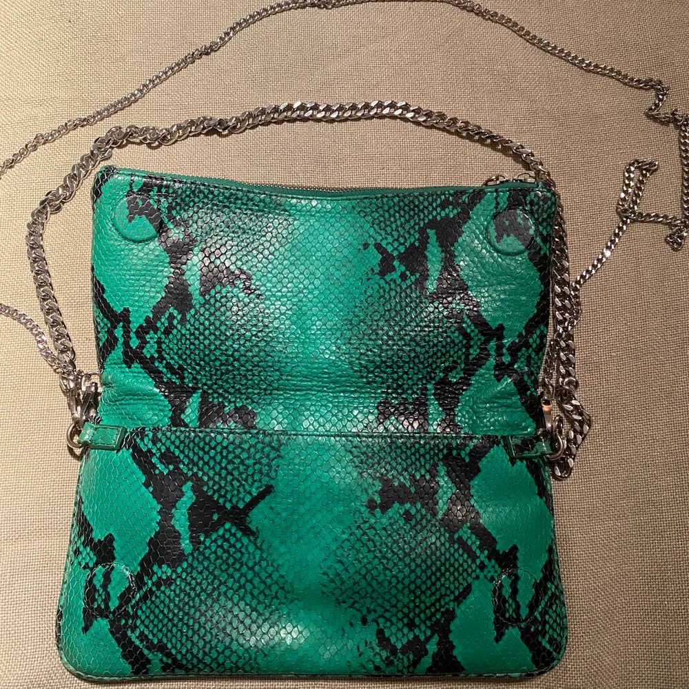 Säljer denna super coola snakeprint Zadig&Voltaire väskan, den är grön med silvriga detaljer🖤💚 Det finns två kedjor , en lite länge om man vill ha den crossbody men det finns också en kortare kedja till för att ha den på axeln!! Den är mycket sparsamt använd och i mycket bra skick, köpte väskan för 3600kr💚💚 Skriv om du vill ha fler bilder🥰. Väskor.