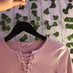Säljer denna ljus rosa långaärmade tröja. 💓 bara testad, ny skick. ✨ny pris 149kr säljer den för 89kr + 45kr i frakt. 💓
