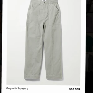 Workwear byxor  - Vita Gwyneth weekday byxor med bruna sömmar, knappt använda! 