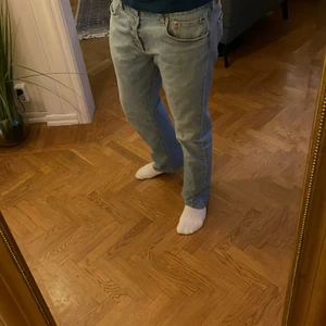 Levis 501 blå - Levis 501 blå, köpte för inte så längesen bra skick. Kom med bud vet inte vad man ska sälja dom för😀
