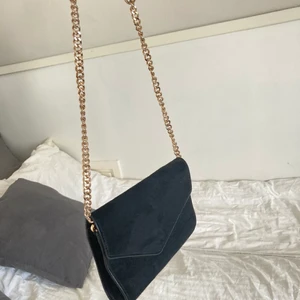 Väska - Fin svart väska med guldkedja. Köpare står för frakt (63kr) 