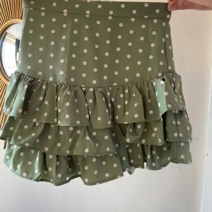 Kjol - storlek S men sitter som en Xs