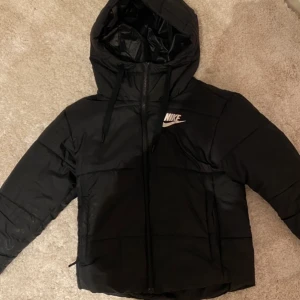 Nike jacka - Säljer mina fina Nike jacka då den aldrig kommit till användning så den är i nyskick💕