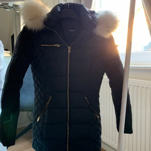 Rockandblue - Jag säljer min Rockandblue jacka halvlång med en liten skråma i innerfickan, inget som stör! Den är i storlek 34. Går att sänka pris.