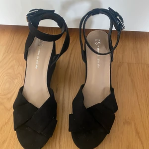 Klackskor svarta - Fina klackskor använda en gång. Jättesköna med kudde i hälen, kan gå i hela kvällen utan att få ont! Storlek: 39