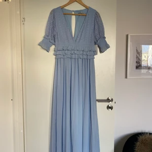 Blå balklänning lång med volanger - Superfin balklänning! Aldrig använd💙 Från moments of New York. Nypris= 999kr 