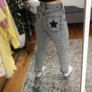 jeans med stjärnor på - har målat stjärnorna själv med textilfärg och sedan har jag strukit med strykjärn så att dom sitter fast även fast man tvättar🥰