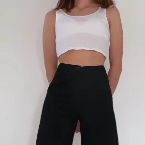 Ribbat linne  - Vitt ribbat linne, passar till allt. Nästan aldrig använd och i mycket bra skick. Jag är en xs-s i storlek. Frakt tillkommer!