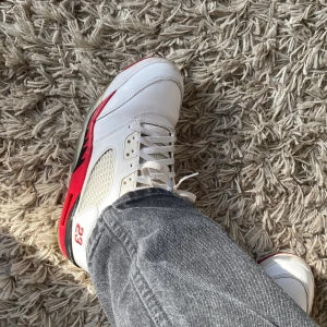 Air Jordan 5 Fire Red Black Tongue 2013 - FRI FRAKT eller Meetup i GBG⚡️ Skick, 6/10 använda men fortfarande mycket liv kvar, Nypris i skrivande stund 323$, limiterade, passar 43