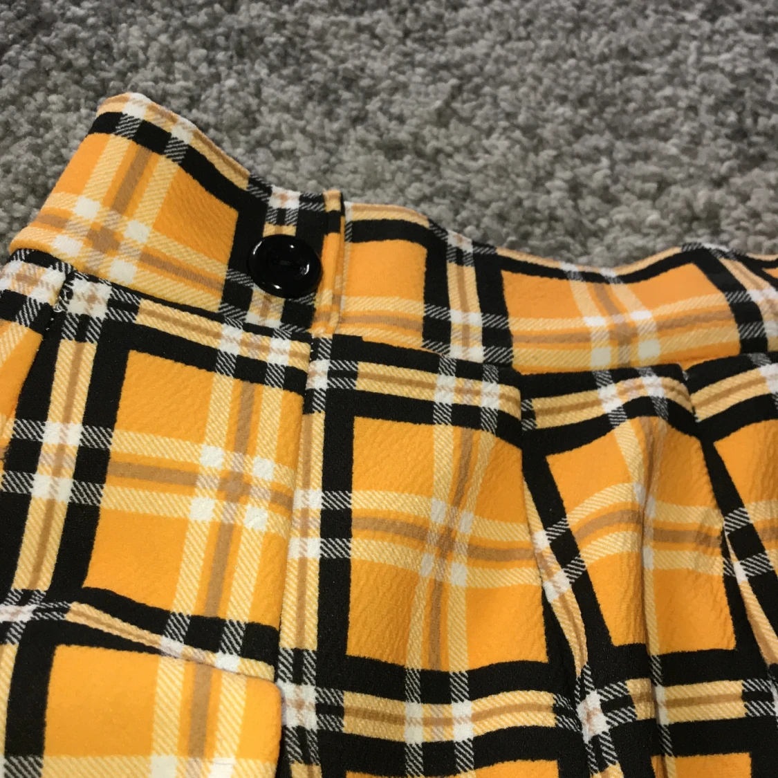 Rutig kjol med lårslit - 91