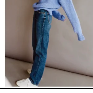 Zara jeans - Säljer dessa svin snygga slutsålda zara jeansen i stl 42 ( passar bäst på någon med stl 40 då de är små i storleken)skulle även kunna passa en stl 38 om man vill ha en snygg oversized fit. säljer då de tyvärr var för stora på mig som har stl 36.  