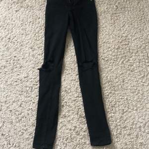 Svarta tighta jeans med hål från bohoo💛 Super snygga och passar till allt✨ Passar en xs eller en mindre s💛 Väldigt bra skick✨ Köparen betalar frakt💛