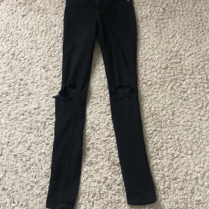 Svarta tighta jeans med hål - Svarta tighta jeans med hål från bohoo💛 Super snygga och passar till allt✨ Passar en xs eller en mindre s💛 Väldigt bra skick✨ Köparen betalar frakt💛