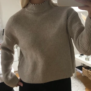 Stickad tröja från HM - Beige stickad tröja från H&M med pärlor vid kragen. Storlek XS. Super fin och skön med kommer ej till användning. Köparen står för frakt 