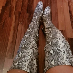 Ormskinnsmönstrad boots  - Helt nya boots.. Super snygga :) 