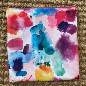 Necessär från rituals...✨ - Mönstrad necessär från rituals i bra skick dock har tofsen på dragkedjan gått sönder (skickar med den ändå). Mått (ca): 24cm x 25cm. Hör av dig vid funderingar😃 Köparen står för frakten!