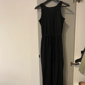 Klänning - En super fin klänning som är i väldigt bra skick, frakt ingår i priset
