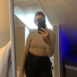 beige topp med öppen rygg - super fin beige topp men öppen rygg i storlek 36 från nakd. helt oanvänd och säljer för att den inte kommer till användning. köparen står för frakt 🤍
