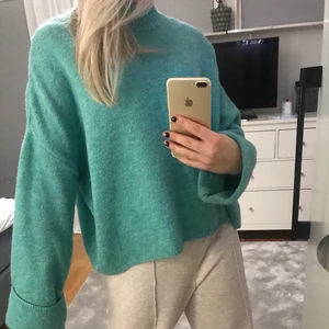 Stickad tröja  - Super fin tröja, jätte skön då tyget är väldigt mjukt, köpte den men användes bara 1 gång. Färgen är super fin! Köpt för 399 på mango!