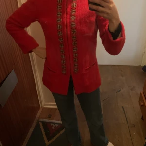 Myrjord Veverias - Ett unikt plagg vävt och sydd i Norge. Funkar utmärkt som varmare kappa en höstdag eller nu till våren. Retro. Inköpt för 800kr säljer för 300kr. 