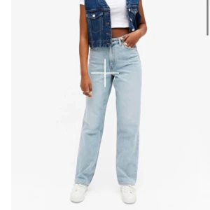 Monki straight jeans - Ett par jeans från monki storlek 32 har använt en gång köpte dom för någon vecka sen ord pris 400kr