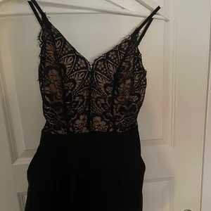 Jumpsuit - Svart jumpsuit med spets, tror den är den bohoo men inte helt säker! Super fin men aldrig använd då jag inte hittat rätt tillfälle! Kan tänka mig ett billigare pris vid snabb affär!🥰