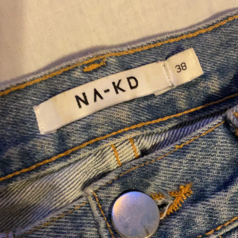 Säljer dessa snygga, oanvända byxor från NAKD i storlek 38, köparen står för frakten 😊. Jeans & Byxor.