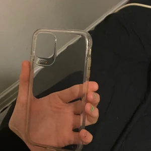 iPhone 11 Gear4 skal - Använt några gånger, lite repor eller vad man ska kalla det. Skyddar mobilen väldigt bra! Köpte skalet för 349:- men med tanke på reporna och de så sänks såklart priset väldigt mycket 
