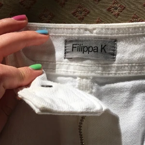 Jeanskjol från FilippaK - Vit jeanskjol från FilippaK. Superfin och i väldigt bra skick, inga fläckar eller liknande. Knappt använd pga för stor för mig. Passar strl 36-38. Skriv gärna privat för fler bilder! ❣️