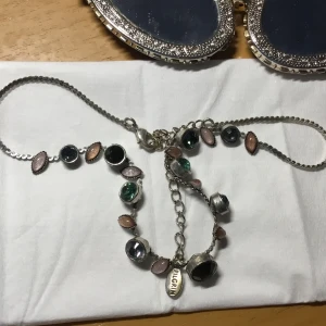 Fint y2k halsband - Fint halsband med små stenar i olika färger! Köparen står för frakt💓