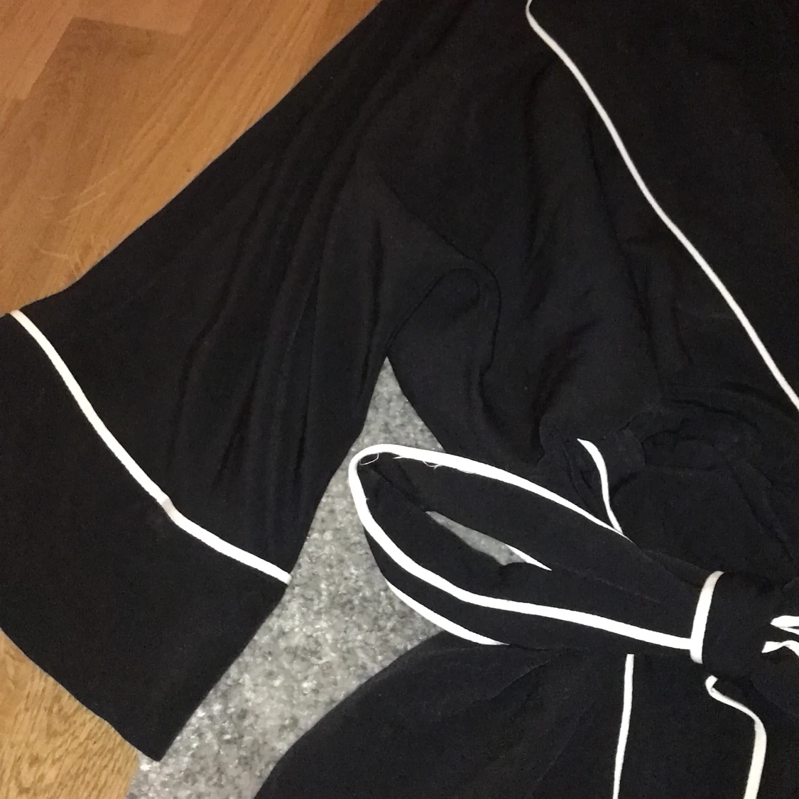 Smidig jumpsuit med vita kanter - 91