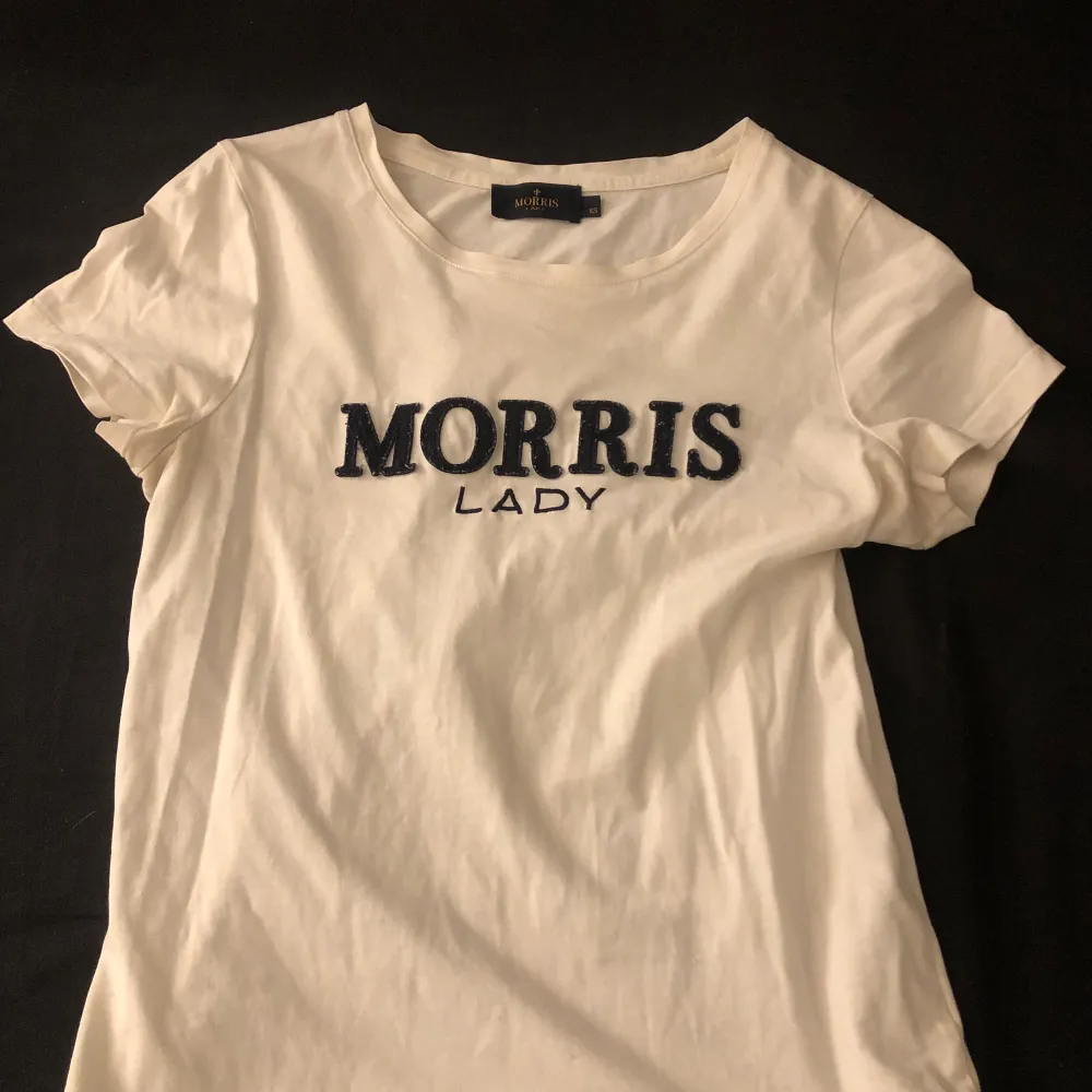 Säljer denna superfina T-shirten från märket Morris i storlek XS men passar även S. Tröjan är i fint skick och använd några gånger men sedan legat i garderoben.. T-shirts.